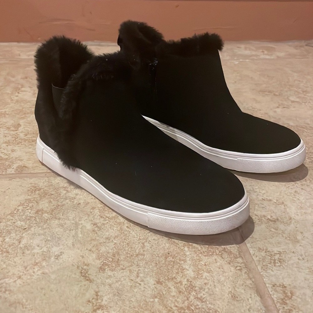 Black faux fur women’s wedge shoe